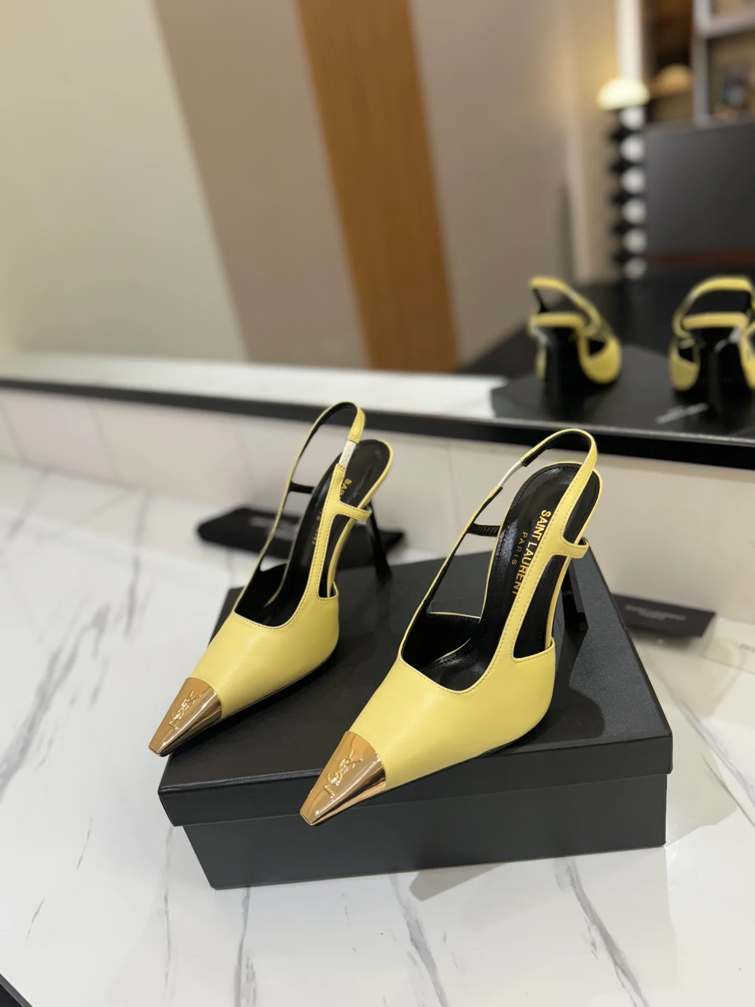 👟👟Ex-factory price 600👟👟 saint laurent ss24 new arrival～ Saint Laurent ysl 2024 spring and summer｜New high-heeled shoes🆕 Beautiful, refined and elegant! The 10cm foot is very stable, so feel free to put it in! The heel is custom-made from a new mold, and the height is the same as the original one. Various incorrect versions are % high-end and sexy, YSL still understands women best❤️ ⚠️The entire upper and lining are made of one piece without joints, which consumes more materials and costs more! Moreover, the material, fabric and lining are all made from more than 20 pieces of genuine custom-made calfskin. The upper is made of custom-made calfskin, the lining is made of calfskin, and the genuine leather outsole imported from Italy. Heel height: 10cm. Size: 35-39 (40 and 41 are custom-made and cannot be returned or exchanged)